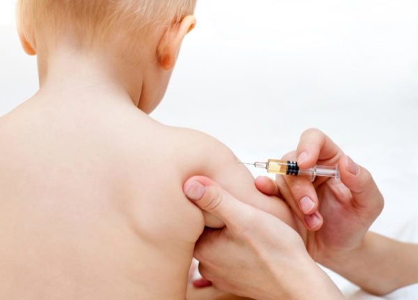madre vegana obligada a vacunar a sus hijos