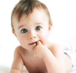 Bebé de ojos verdes
