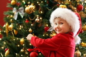 Niño con árbol de navidad 