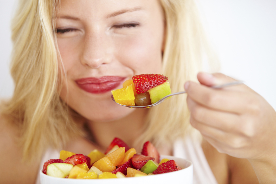 mujer come fruta