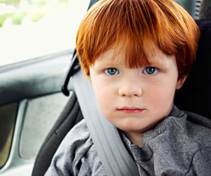 nino viajando en auto