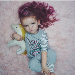 nina con cabello lila