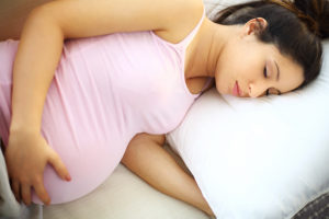embarazada duerme del lado izquierdo