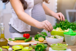 verduras de hojas verdes en el embarazo