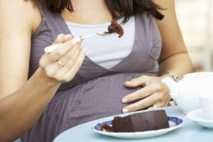 embarazada come torta