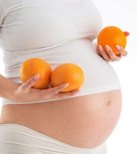 embarazada-con-naranjas