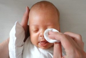 limpiar ojos del recien nacido