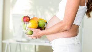 embarazada con frutas
