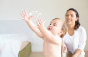 bebe juega con burbujas