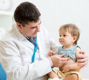 Bebé en consulta médica 