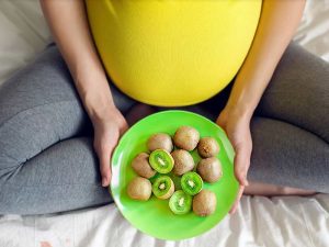 embarazada come kiwi