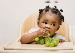 bebé come uvas