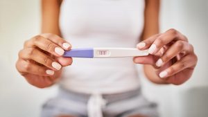 mujer con test de embarazo