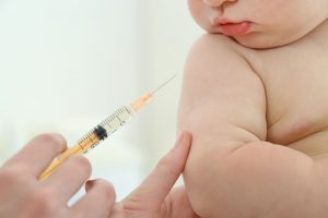 vacunan a bebé