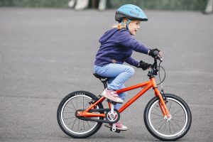 Niño monta en bicicleta 