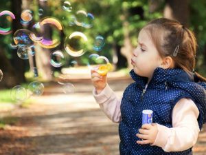 niña juega con burbujas