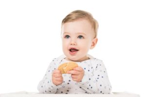 bebé come galletas