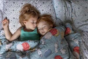 hermanos duermen juntos