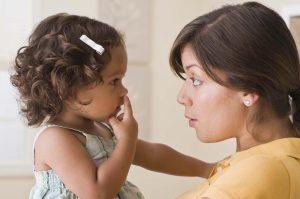 niña habla con mamá