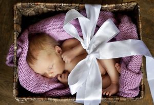 bebé recién nacido en canasta de regalo