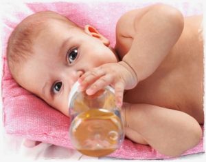 bebé toma agua de manzanilla
