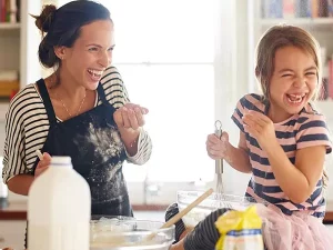 mamá e hija cocinan