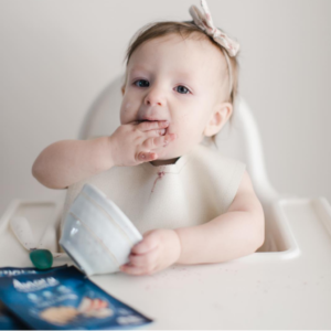 bebé comiendo avena