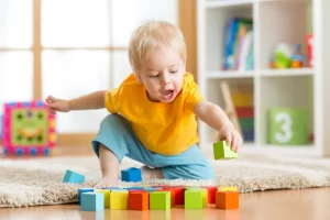 bebé juega con cubos de colores