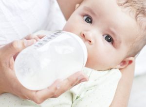 bebé toma leche de vaca