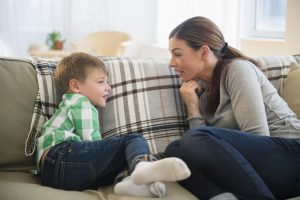 mamá y niño conversando