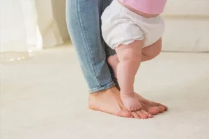 bebé aprende a caminar