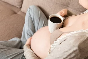 embarazada toma café