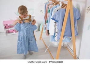 niña elige su ropa