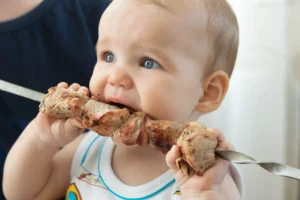 bebé come carne