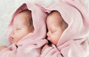 bebés gemelos durmiendo