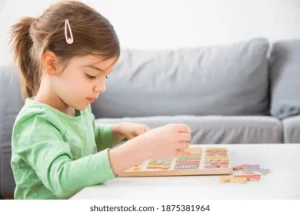 niña aprende abecedario