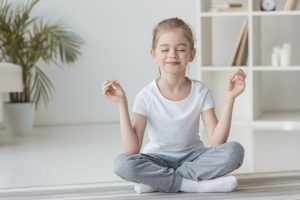 niña meditando